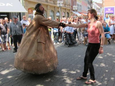 tanzt mit den Damen