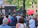 verbreitet im Hof der Stiftskirche mit seinen Songs