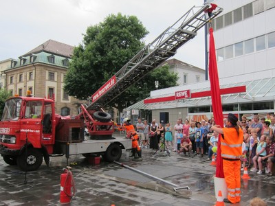 zeigt auf dem Stiftsplatz