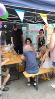 Kita-Sozialarbeiterin beim Kinderfest