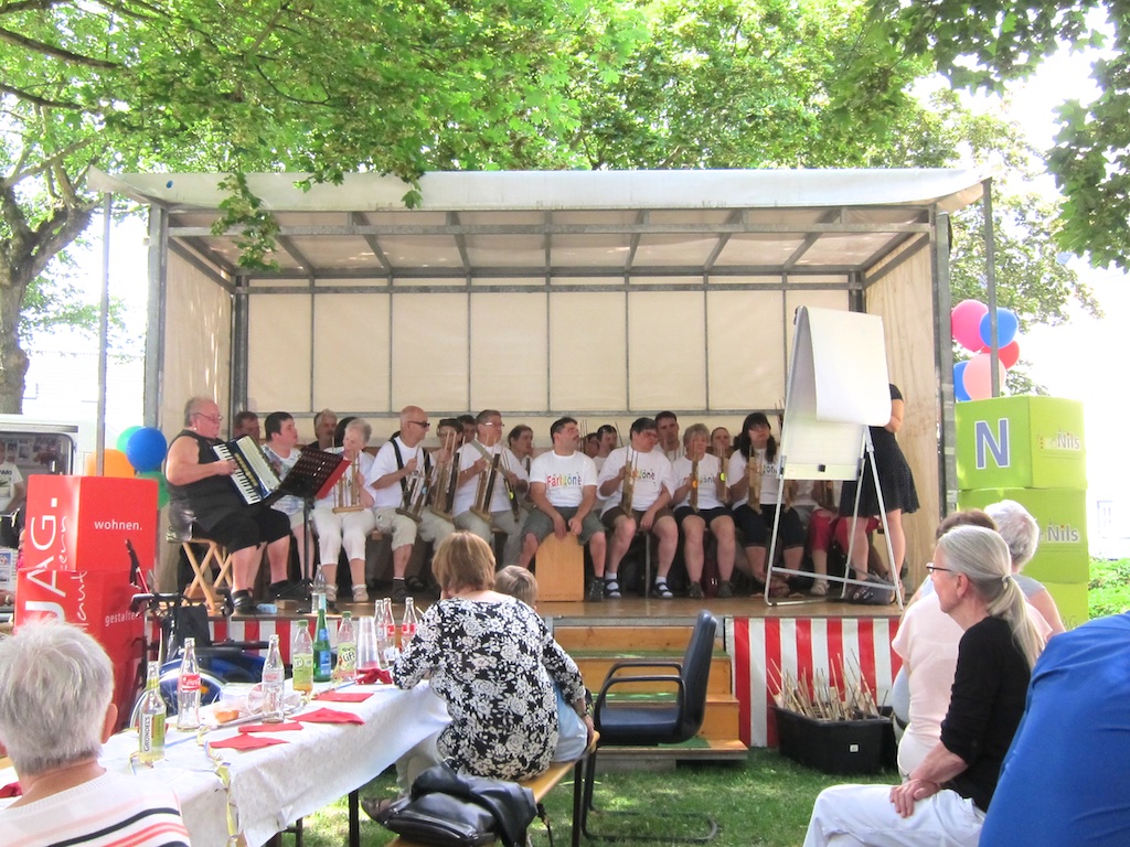9. Juli 2016: Farbtöne spielen beim Mieterfest