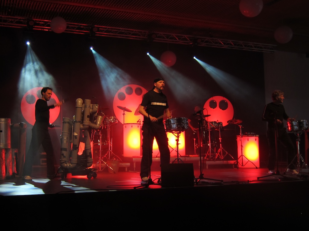 Power! Percussion auf Rohren und Trommeln