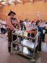 Petra Michalik serviert die Getränke in bayerischer Tracht