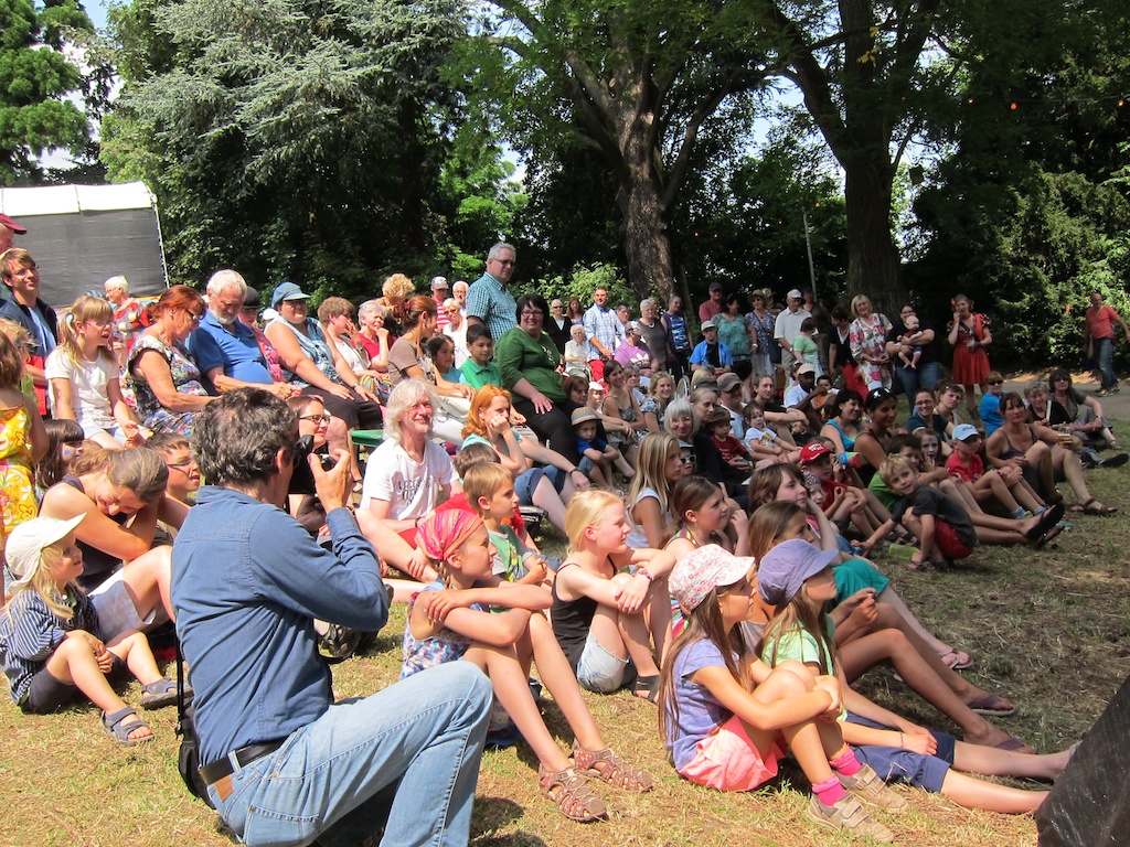 Publikum beim Puppentheater