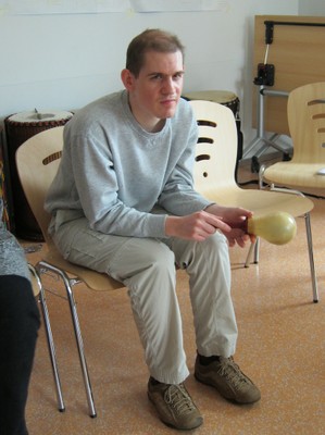 Stefan Zimmermann mit Rhythmus-Instrument