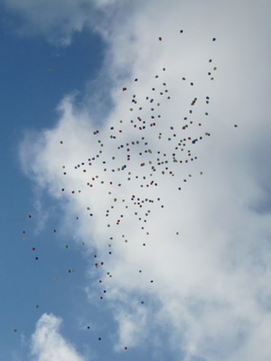 Luftballons fliegen in den Himmel