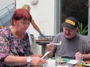 Uschi Baumgärtner (links) und Bernd Will (rechts) genießen das leckere Essen