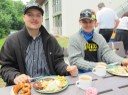 Tobias Schimbold (links) und Alexander Schimbold (rechts) lassen es sich gut schmecken