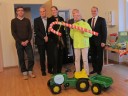 Dankbar über die vielen Geschenke (v.l.): Andreas Koch, David Lyle, Dr. Martin Rieger (r.) und Sascha Brandstädter (vorne) von der Lebenshilfe Westpfalz 