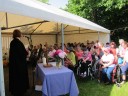 Große Gemeinde beim Gottesdienst im Garten