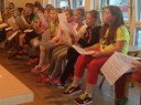  und mit Kinderchor neben Musikensembles