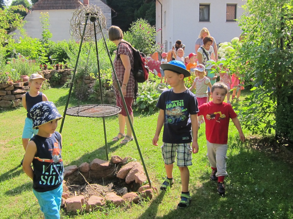 Die Besucher treffen ein,