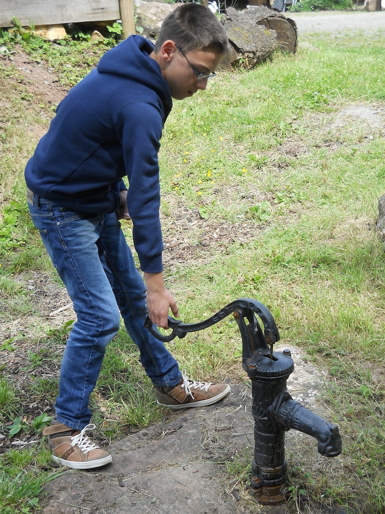 An der Wasserpumpe