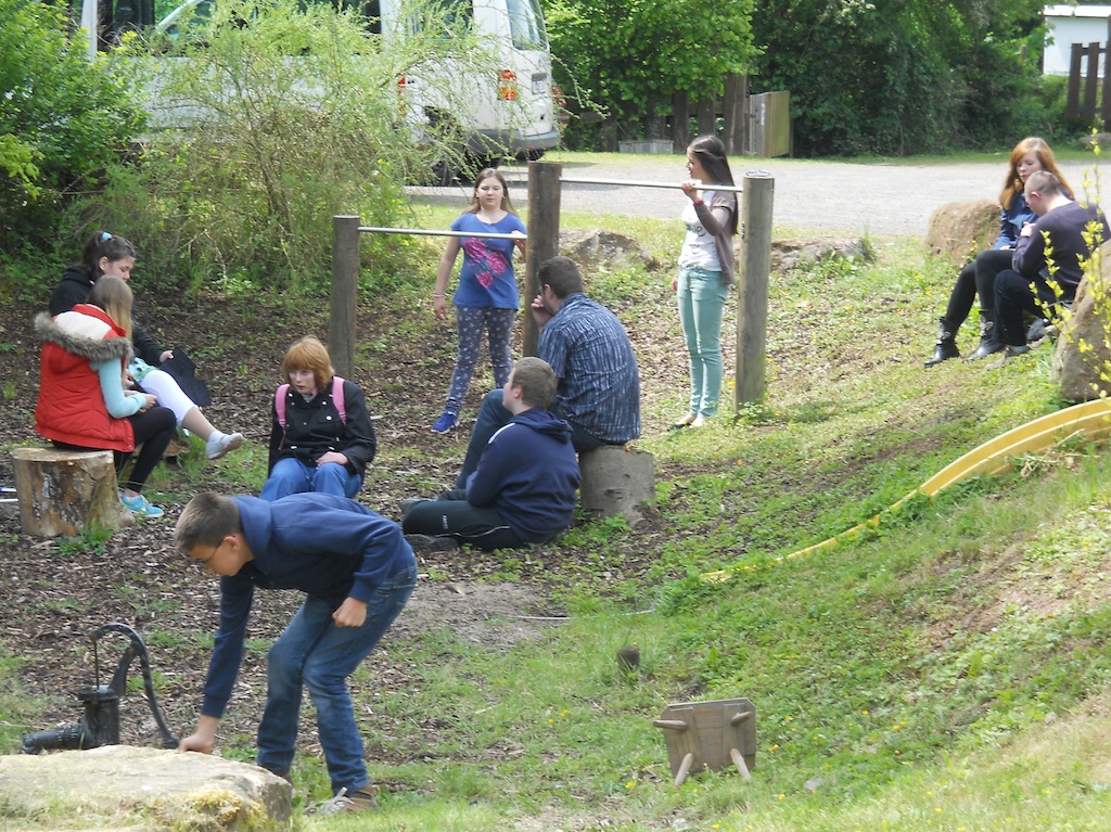 Die Teilnehmer auf dem Spielplatz