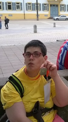 Melanie Klein zeigt stolz ihre Medaille