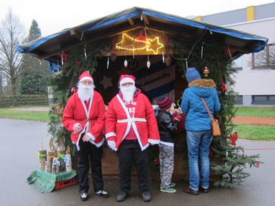 Lebenshilfe-Stand mit den "Weihnachtsmännern" Silke Ecker (l.) und Petra Michalik