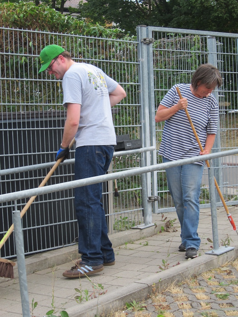 am Linsenpfald mit Hilfe von Frau Scheer (r.)