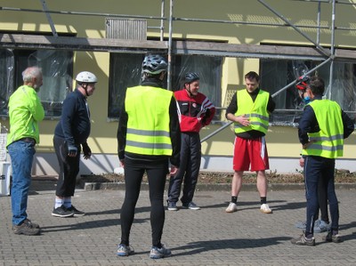 hält für das Training eine Lagebesprechung ab: 