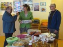 (v.l.) Heinfried Born (Spender Kamera), Uschi und Uwe Steinel (bieten ehrenamtlich Nordic-Walking an)