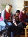 Therapiebegleithund Shary mit Heidi Frisch (l.), Ehrenamt "Freizeit mit Hund" und  Marina und Thomas Balz, AuW Kibo