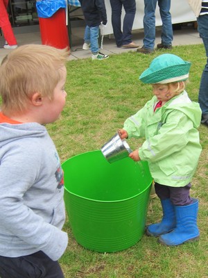 Wasser ausschütten,,