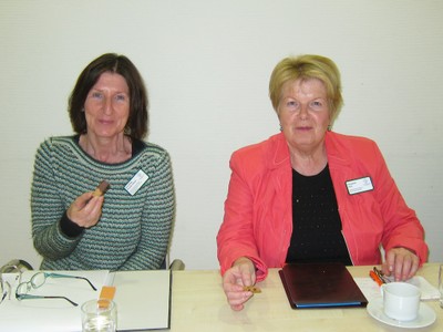 mit Dorothee Ruster-Hebel (Regionalleitung Pflege) und Elisabeth Heid (Patientenfürsprecherin) (r.), 