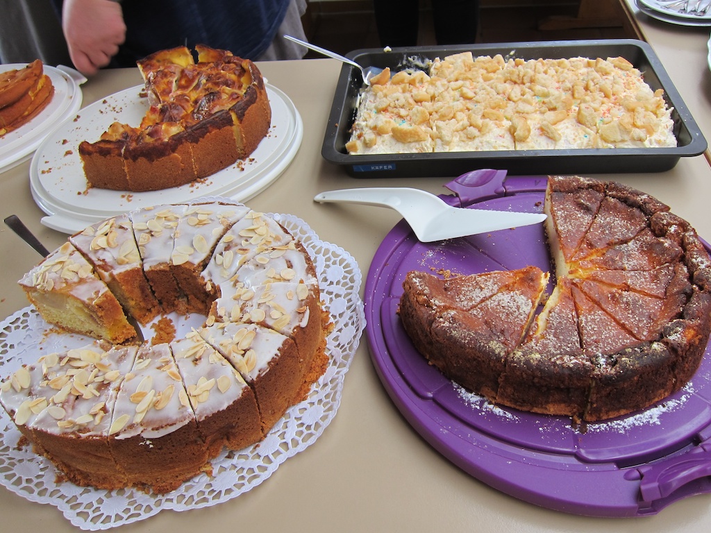 Reichhaltiges Kuchenbuffet