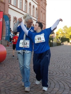 Karin Köhler (r.) und Corina di Berardo am Ziel