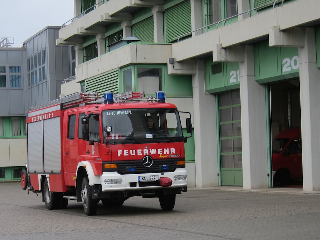 Tobias holt ein Auto,