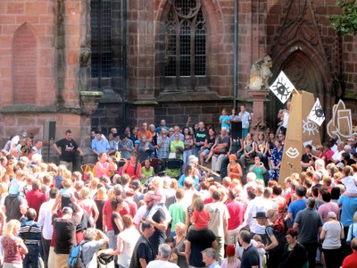 auf dem Platz vor der Stiftskirche