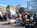 mit bunten Luftballons geschmückt