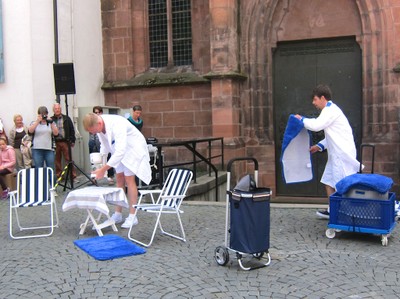 2 Männer errichten eine mobile öffentliche Toilette