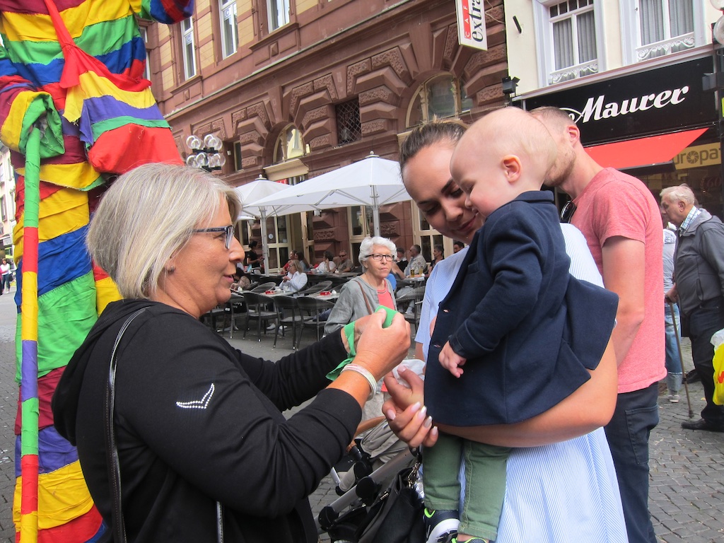 symbolisch durch bunte Bänder