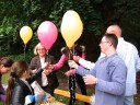 und einen Luftballon-Wettbewerb