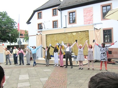 Applaus für die Akteure vom Theater und vom Publikum