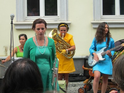 mit Schlagzeug und Tuba,