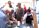 mit Kaffee und Kuchen versorgt