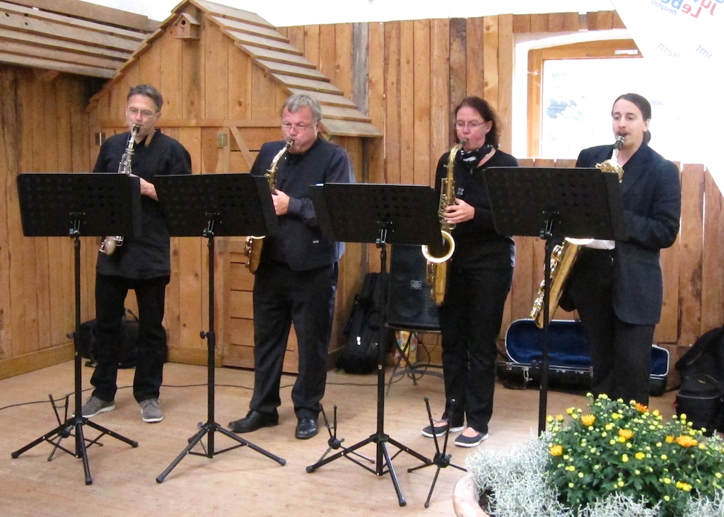 und musikalisch unterhalten von