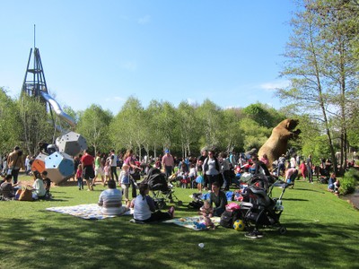 und auf Decken auf dem Rasen im Park