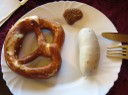 mit Weißwurst und Brezel,