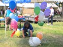 mit Luftballons ausbalancieren