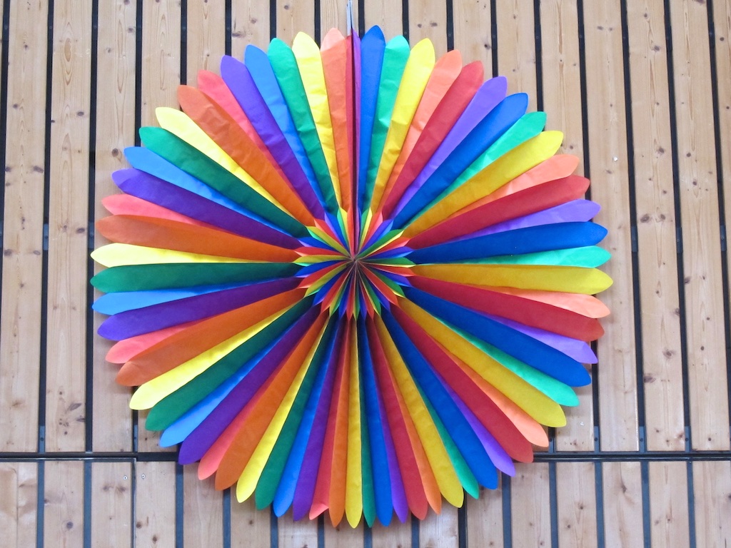 im bunt geschmückten Bürger-Saal
