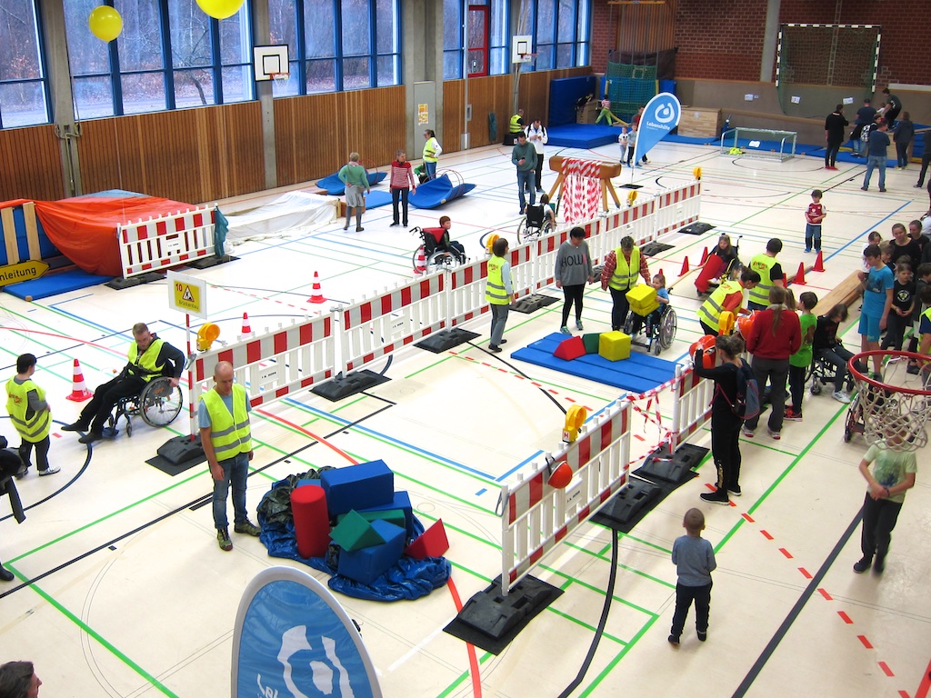 Halle 2 mit Rollstuhl-Parcours der