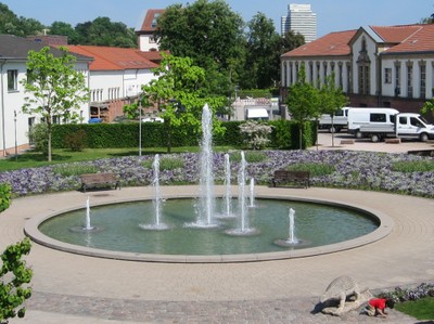 auf der Terrasse am Brunnen