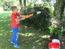 Becher mit Wasserspritze bewegen