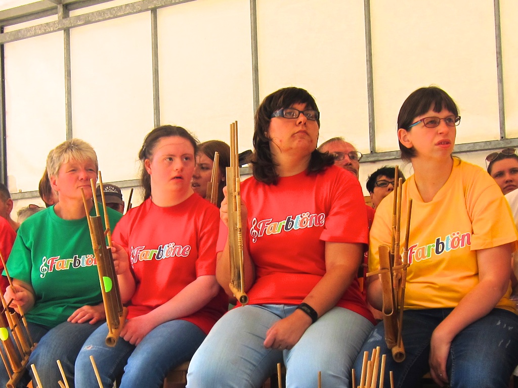 in farbenfrohen Shirts