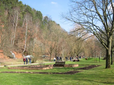 Sitzbänke und Sandstein