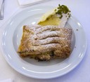 Nachtisch mit Topfenstrudel,