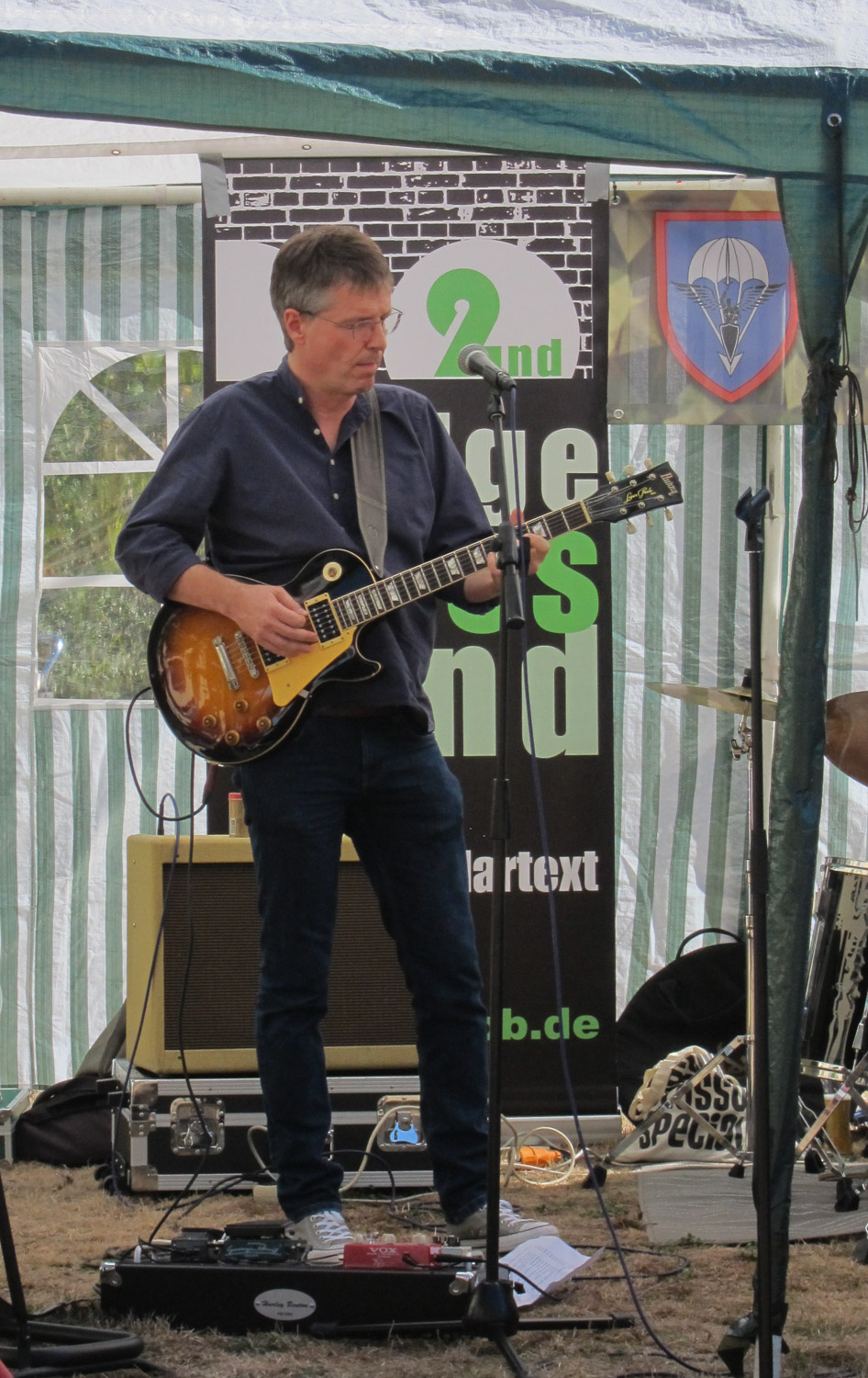 mit Solo-Gitarre,