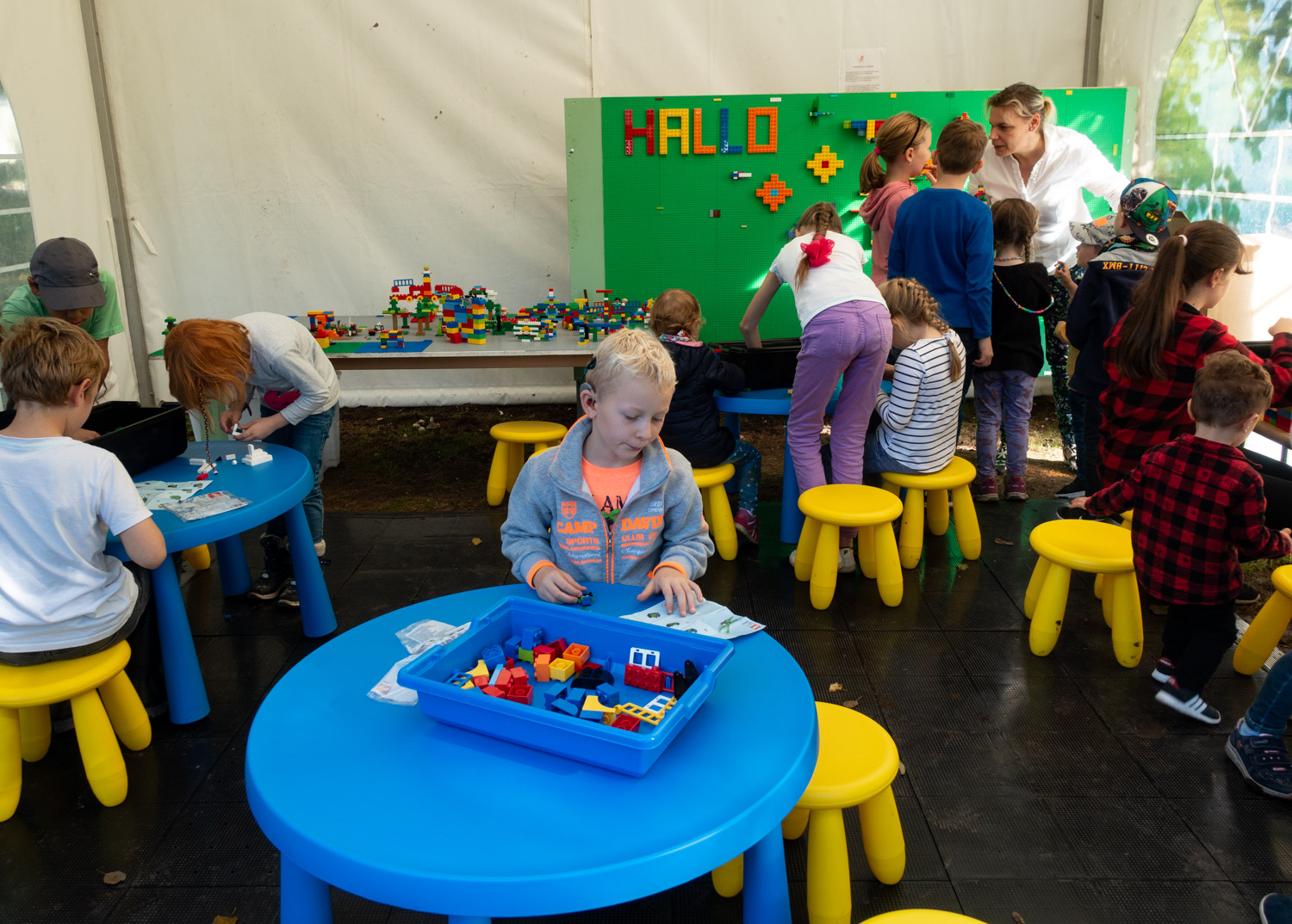 im Kinderzelt